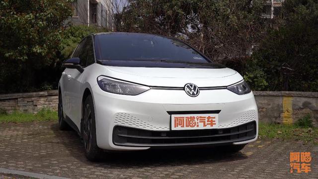 為何傳統(tǒng)車企還干不過新勢力，看看零跑C01的天窗，你就知道了