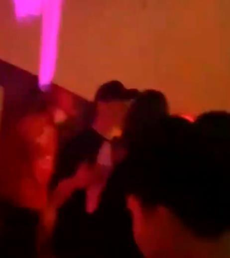 王思聰一晚換2個(gè)女友？帶多位美女深夜酒吧包場(chǎng)，當(dāng)眾索吻霸氣十足
