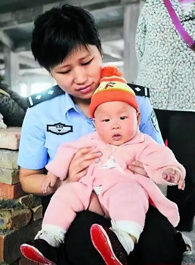 2008年汶川廢墟中，女警揭衣哺育9嬰，歸來連升四級(jí)，如今怎樣了
