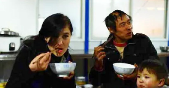 45歲農(nóng)民工逆襲：娶24歲外籍美女，并在工地為其生娃，生活甜如蜜