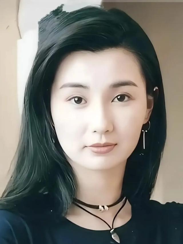 林青霞下巴美人溝，陳紅圓中帶方，都是頂級美女的標志