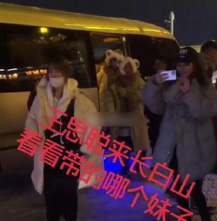 王思聰一晚換2個(gè)女友？帶多位美女深夜酒吧包場(chǎng)，當(dāng)眾索吻霸氣十足