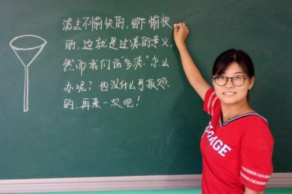 大學(xué)美女?dāng)?shù)學(xué)老師火了，寫(xiě)的板書(shū)比“印刷體”還好看，工整又規(guī)范