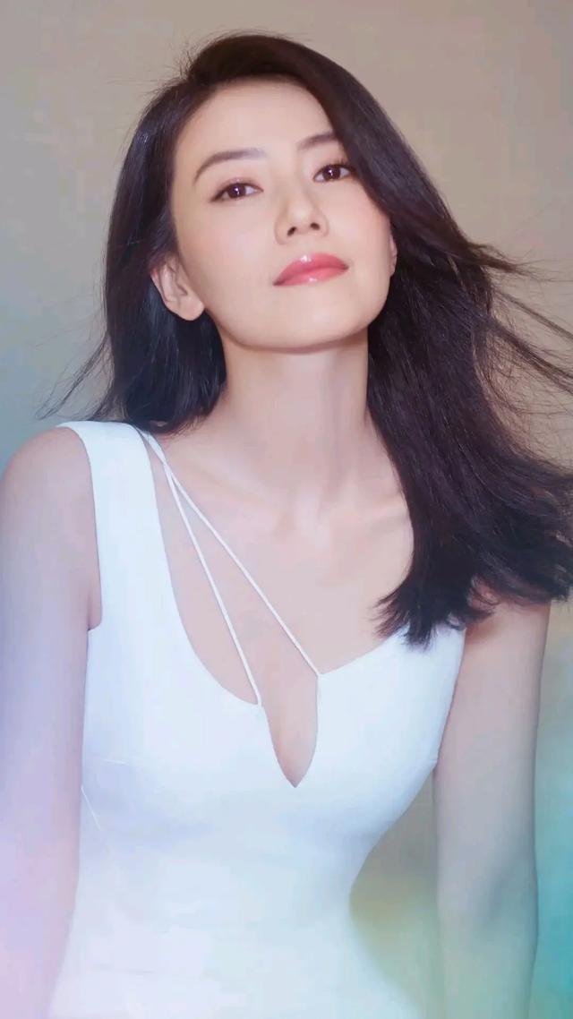 林青霞下巴美人溝，陳紅圓中帶方，都是頂級美女的標志