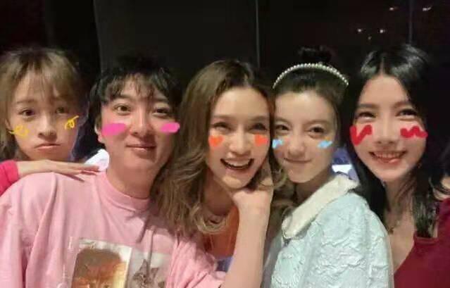 王思聰一晚換2個(gè)女友？帶多位美女深夜酒吧包場(chǎng)，當(dāng)眾索吻霸氣十足