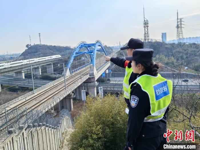 “90后”鐵警師徒守護(hù)春運(yùn)：盯牢27公里沿線平安