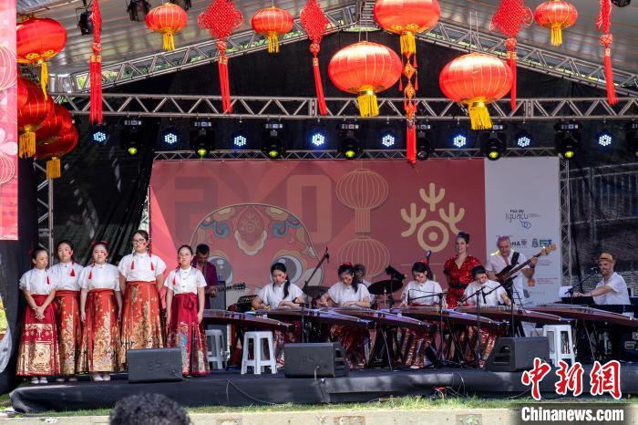 巴西“瀑布城”伊瓜蘇共慶“歡樂春節(jié)”