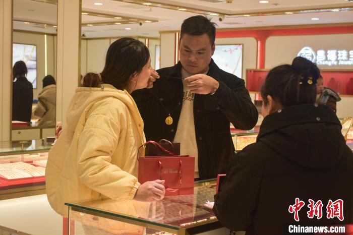 江西南昌：金價(jià)持續(xù)攀升 金條紀(jì)念金受熱捧