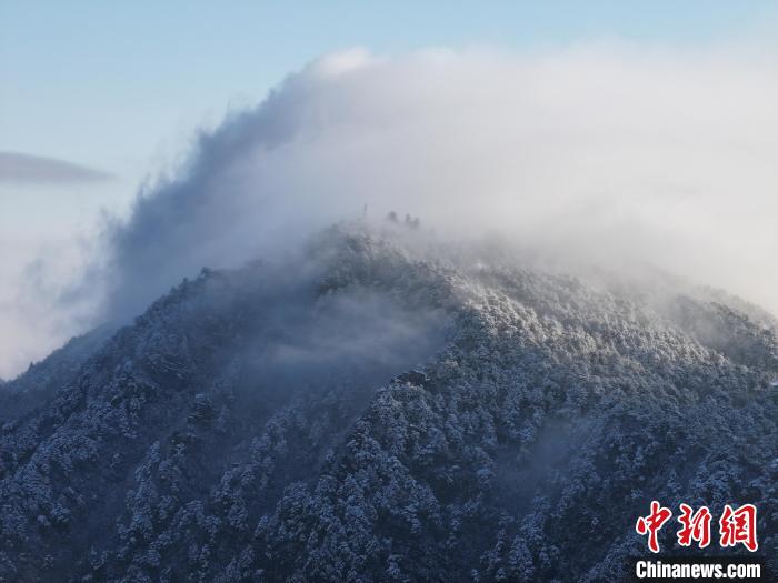 江西廬山雪霽初晴 牯嶺山城現(xiàn)日暈與瀑布云氣象景觀