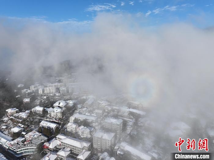 江西廬山雪霽初晴 牯嶺山城現(xiàn)日暈與瀑布云氣象景觀