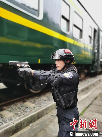 鐵路女特警余艷玲：從恐高女孩到“鏗鏘玫瑰”