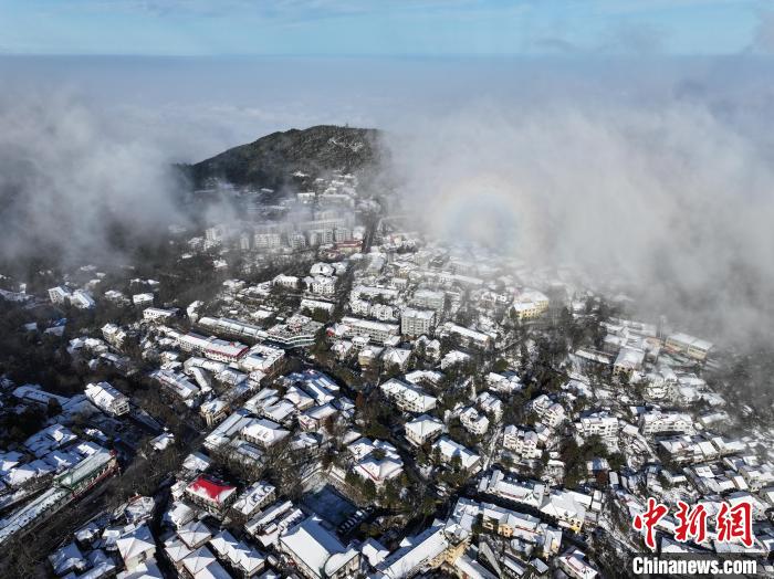 江西廬山雪霽初晴 牯嶺山城現(xiàn)日暈與瀑布云氣象景觀