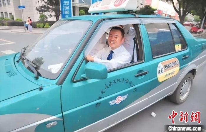 一個承諾堅(jiān)守20載 浙江“的哥”熱心服務(wù)行動不便者