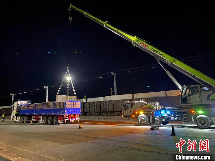 春運期間 西藏日喀則鐵路接收地震救災(zāi)物資47車932噸