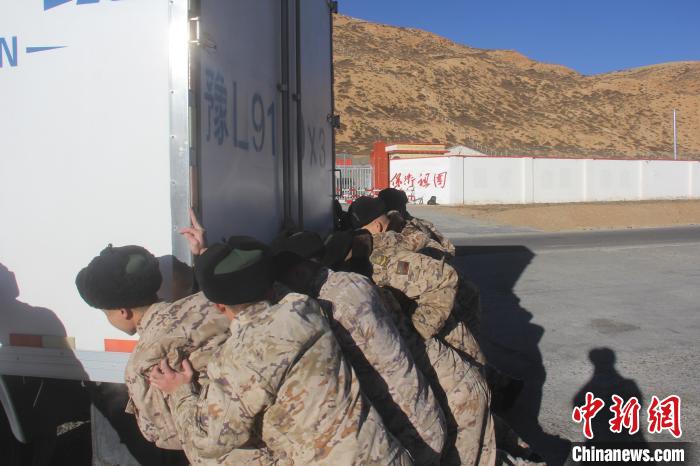 海拔4900米 西藏武警部隊便民服務點救助被困司機