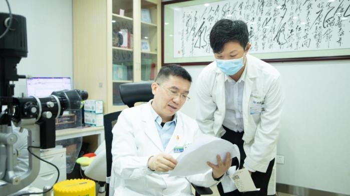 愛爾眼科秦波：醫(yī)路仁心30余載，匠心妙手護光明