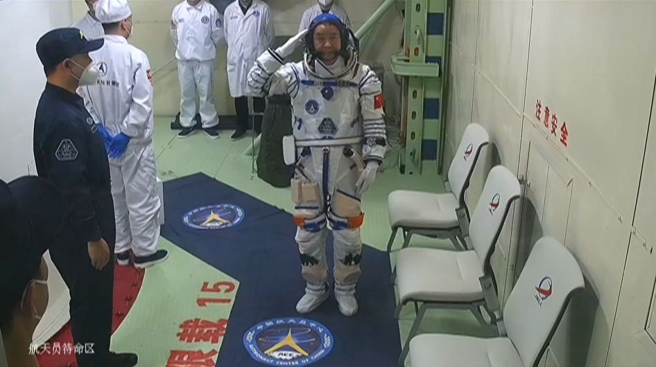 神二十航天員進入飛船返回艙
